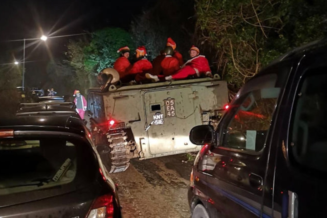 Video xe tăng chở đầy 'ông già Noel' bị mắc kẹt ở Anh