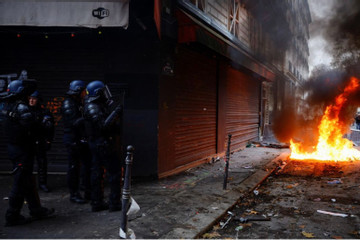 Đụng độ dữ dội giữa cảnh sát và người biểu tình tại Paris