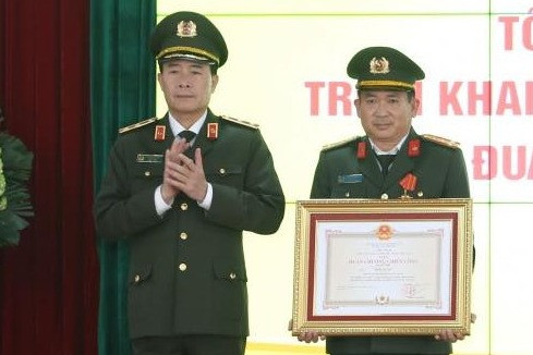 Đại tá Đinh Văn Nơi nhận Huân chương Chiến công hạng Nhì
