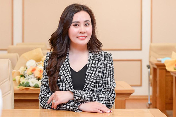 Hoa hậu Phan Kim Oanh giản dị cùng MC Hạnh Phúc tham gia hoạt động từ thiện
