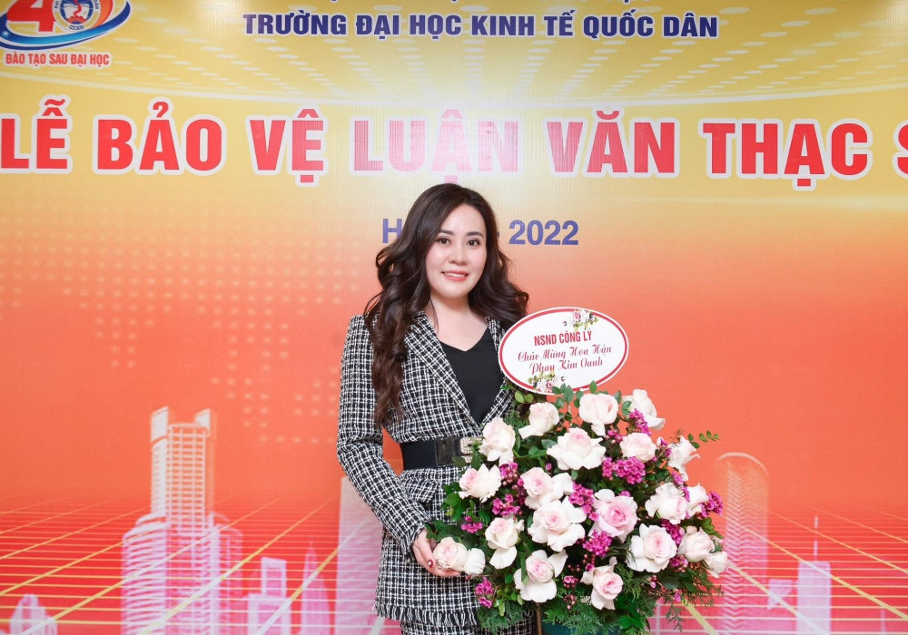 Hoa hậu Phan Kim Oanh bảo vệ thành công luận văn thạc sĩ