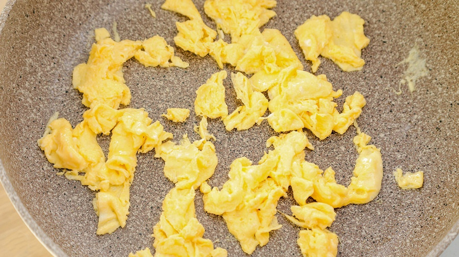 Cơm chiên rong biển nóng hổi cho bữa sáng - Ảnh 2.