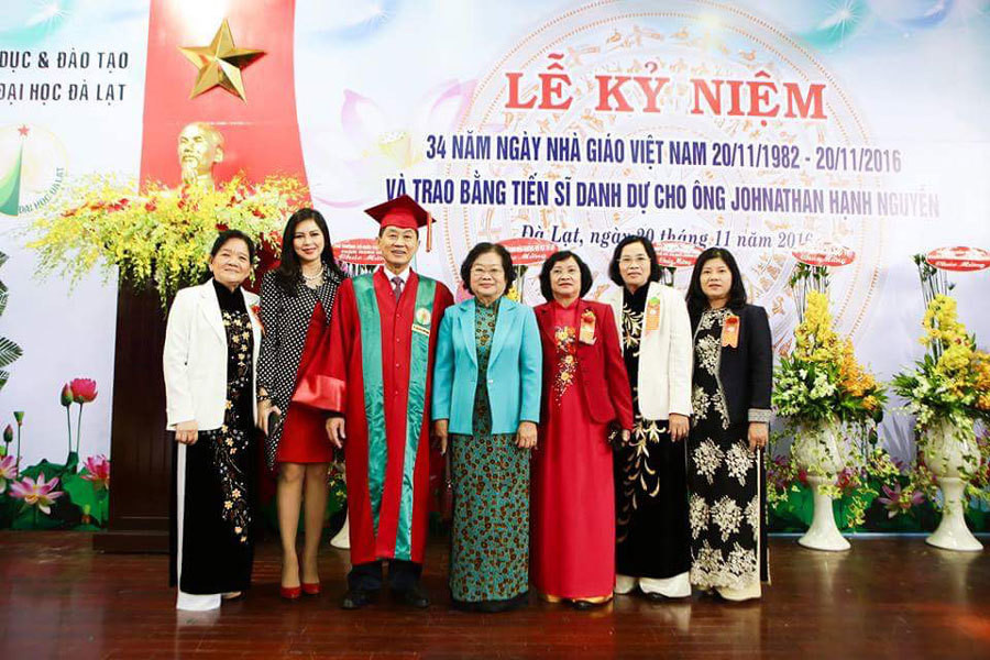 Bố chồng Hà Tăng nhận bằng tiến sĩ danh dự