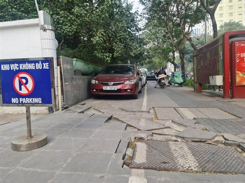 Hanoi orders withdrawal of sidewalk parking permits to prevent pavement damage