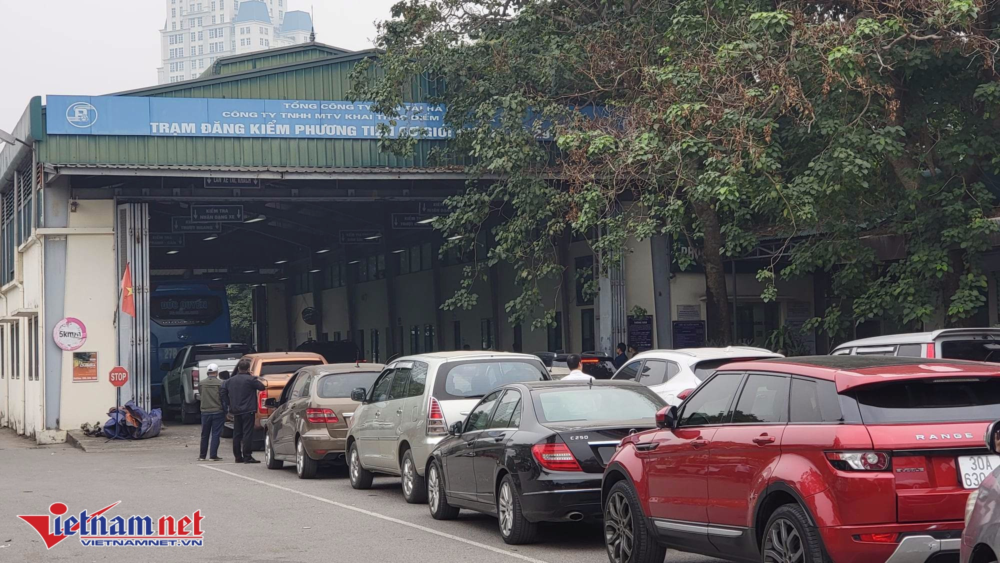 Ô tô xếp hàng dài chờ đến lượt đăng kiểm ở Hà Nội