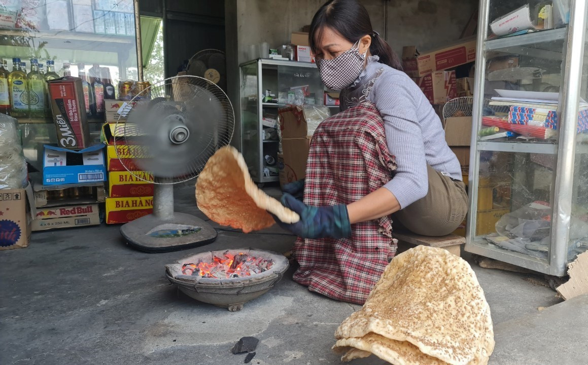 Tất bật đến đêm vẫn không đủ bánh đa bán Tết