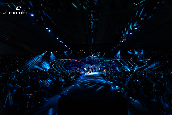 ‘Chuyến bay’ đặc biệt cùng thông điệp mới lạ của Caluci fashion show