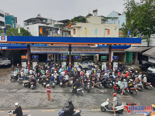 Fuel shortages upset daily life in large cities