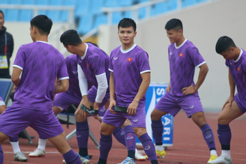 Quang Hải và đồng đội mang giày đinh sắt, cầu thủ Malaysia 'né' ống kính
