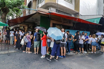 Nghề xếp hàng thuê trước các quán ăn vỉa hè ở Bangkok