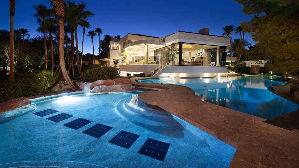 Bên trong biệt thự sang trọng ở Las Vegas có thác nước, bãi biển nhân tạo