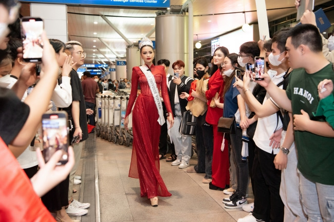 Ngọc Châu đội vương miện, mặc áo dài sang Mỹ thi Hoa hậu Hoàn vũ 2022