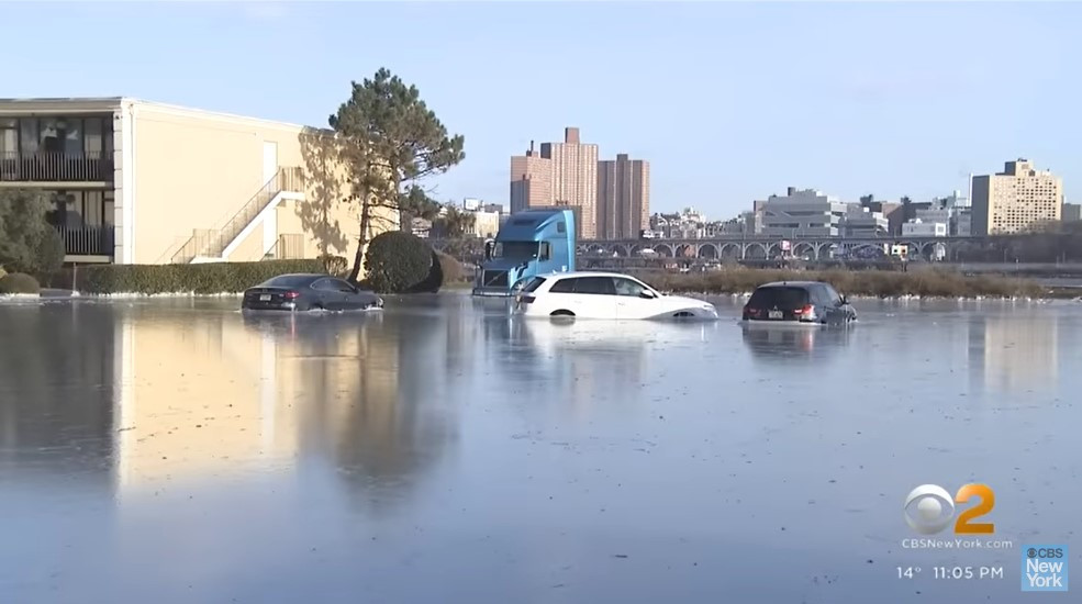 Nhiều ô tô bị mắc kẹt trong băng khi nhiệt độ giảm sâu sau trận mưa lịch sử (Ảnh: CBS New York)
