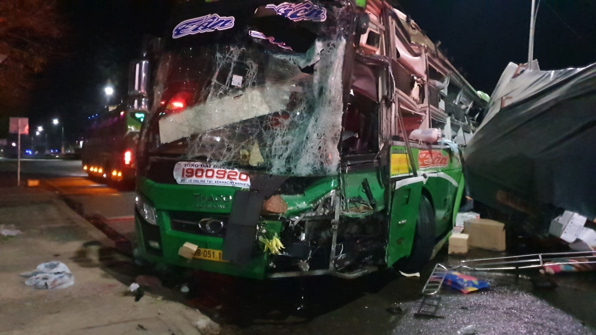 dozens injured in bus collision in southern vietnam picture 1