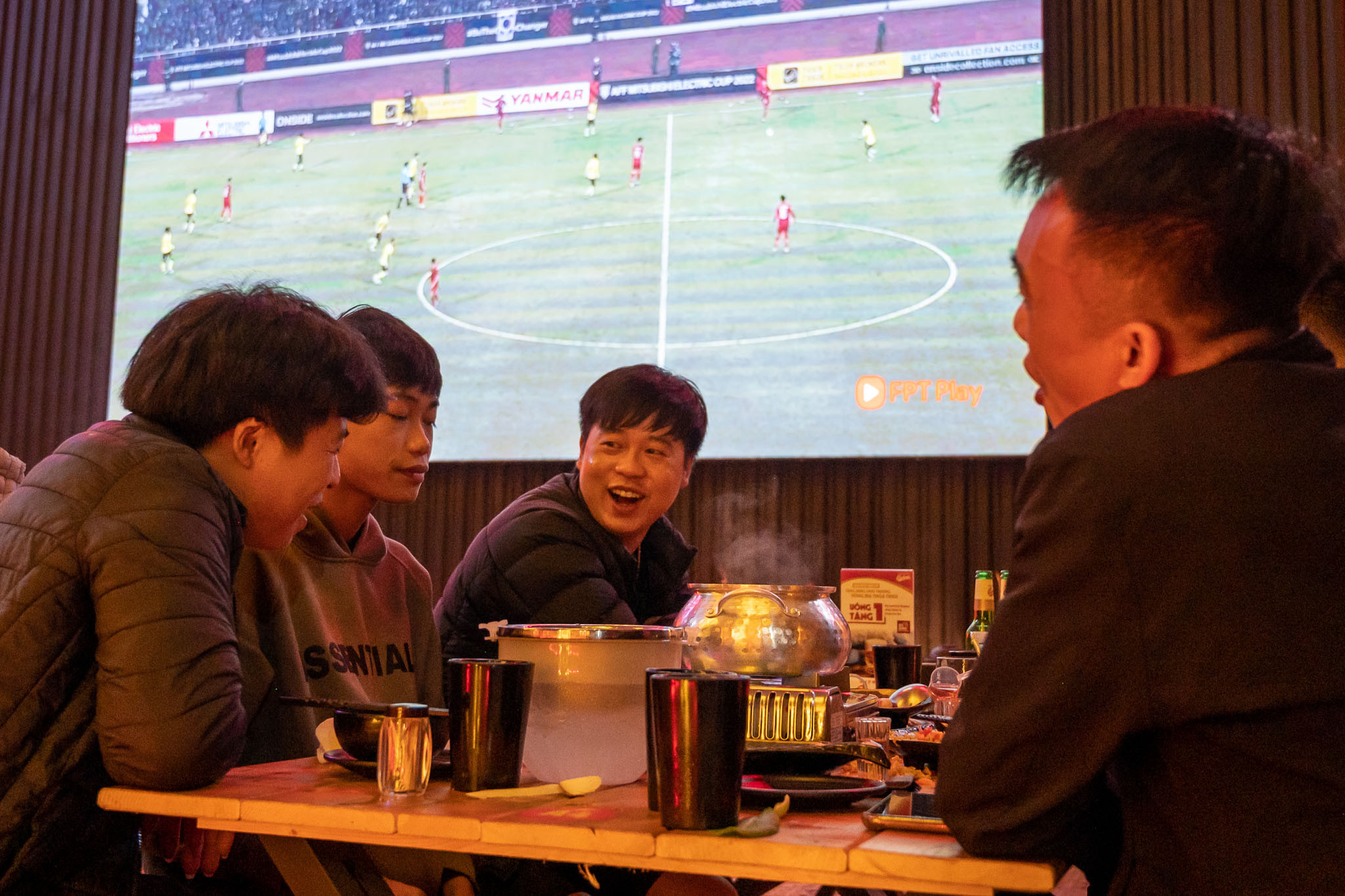 Quây quần ăn lẩu ngoài phố trời lạnh xem bóng đá