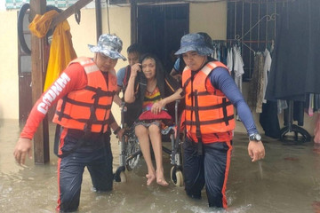 Lũ lụt càn quét Philippines, hàng vạn người dân phải đi sơ tán