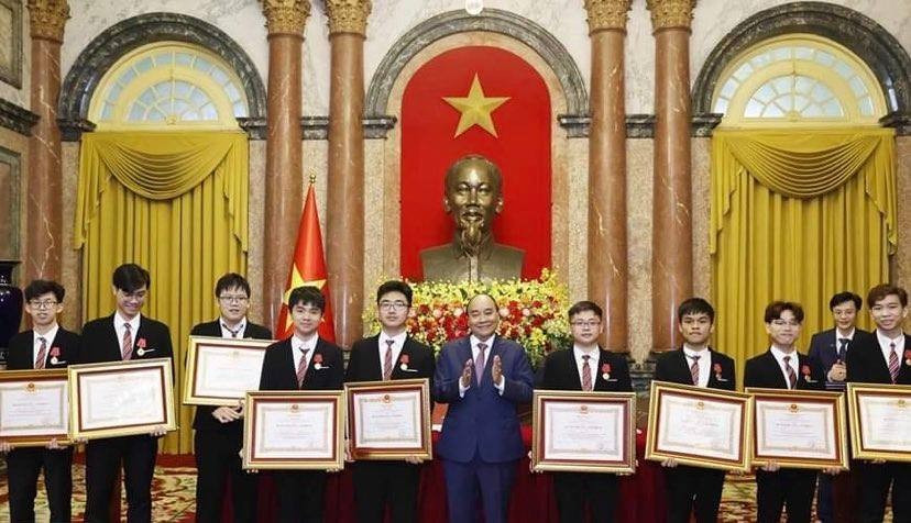 President meets with winners of Int’l Olympiads, sci-tech competitions ảnh 1