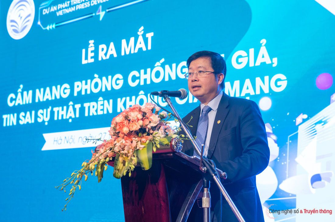 Bộ TT&TT ra cẩm nang phòng chống tin giả, tin sai sự thật trên không gian mạng