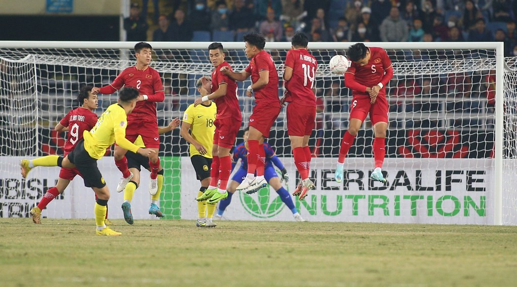 Tuyển Việt Nam đè bẹp Malaysia: Vận son thầy Park… cứu Văn Toàn chơi dại