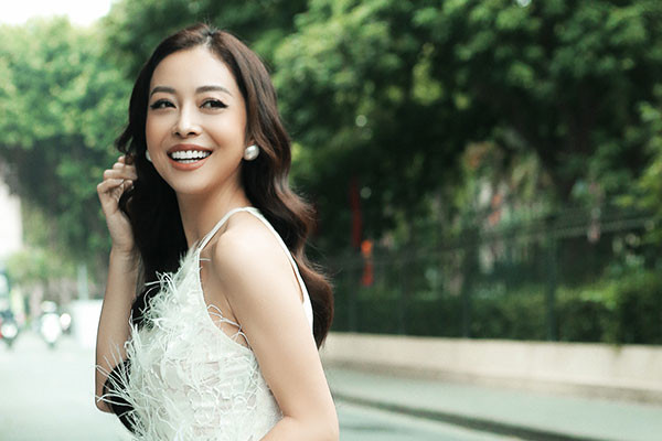 Jennifer Phạm gợi cảm dạo phố mùa đông