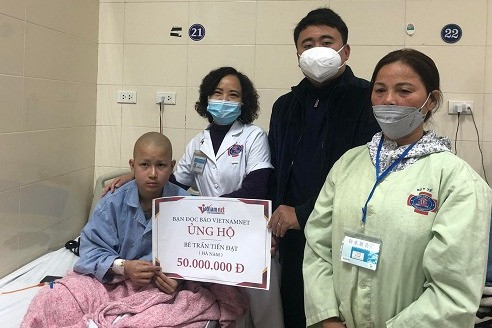 Em Trần Tiến Đạt bị ung thư xương vui mừng đón nhận 50 triệu đồng