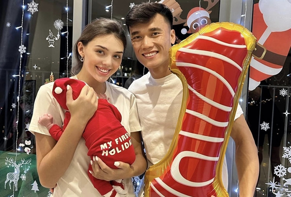 Vợ mẫu Tây và Bùi Tiến Dũng hạnh phúc ngọt ngào bên con trai