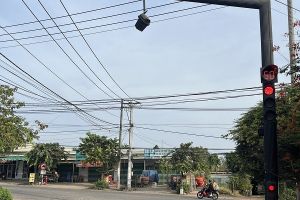Người đi đường lo sợ vì đèn tín hiệu giao thông sắp 
