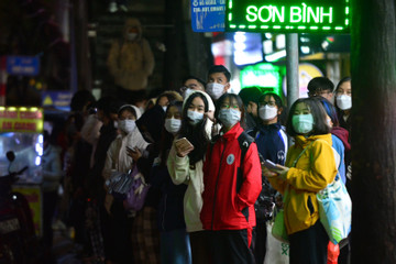 Sinh viên tan học, người đi làm chật vật về nhà trong mưa rét, ùn tắc