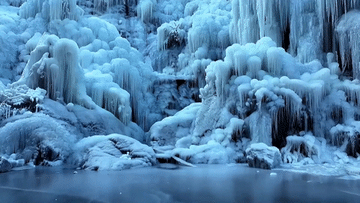 Vẻ đẹp kỳ vĩ của thác nước đóng băng trắng xoá, thu hút hàng triệu du khách
