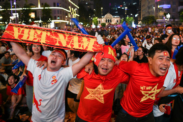 CĐV biến phố đi bộ Nguyễn Huệ thành 'chảo lửa' khi xem tuyển Việt Nam gặp Malaysia