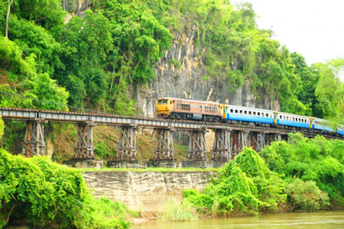 Du khách nước ngoài rơi khỏi chuyến Đường sắt Tử thần thiệt mạng vì mải chụp ảnh