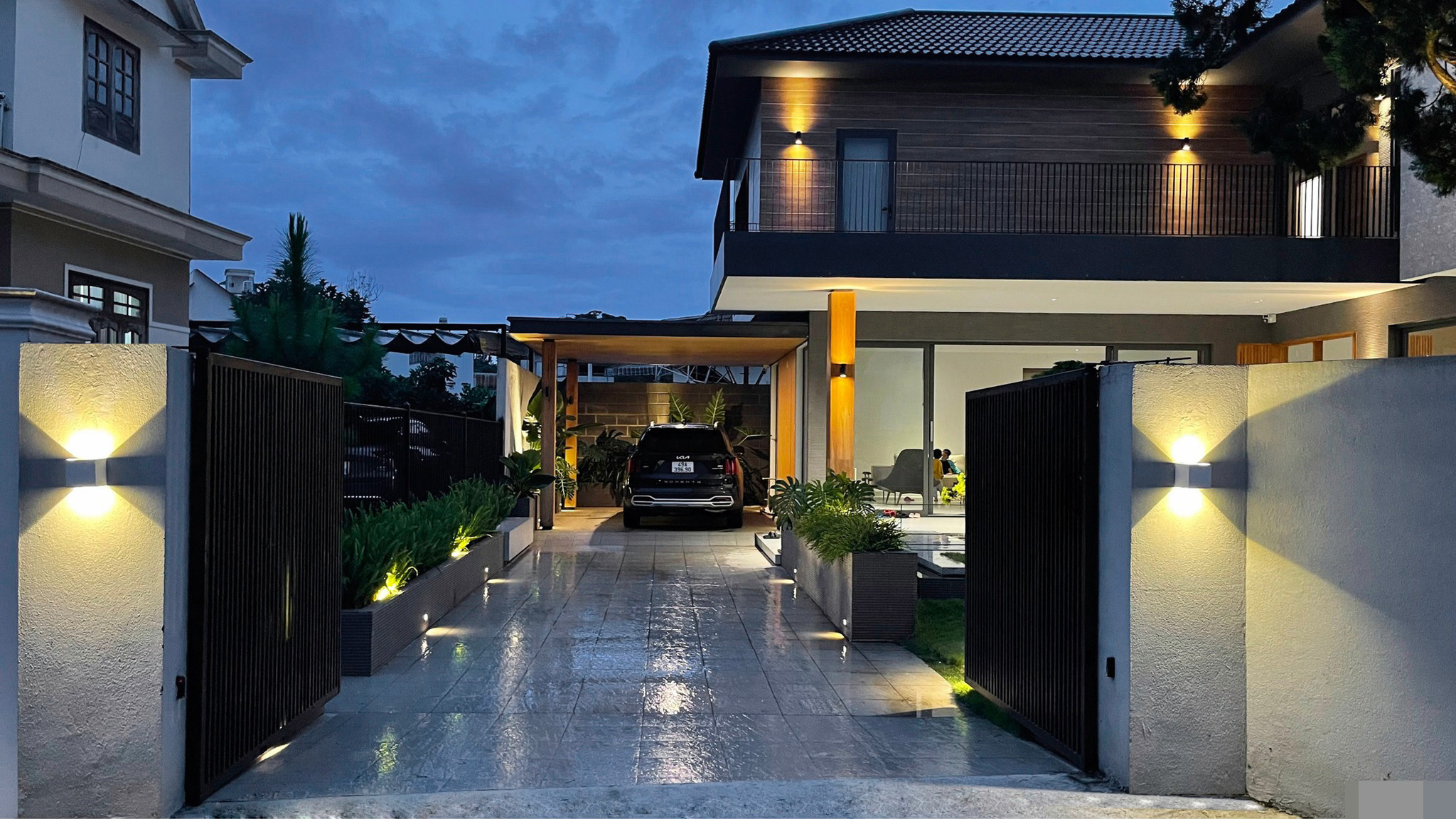 Villa không gian mở, ngắm sự chuyển tiếp sớm hôm qua những khung cửa kịch trần