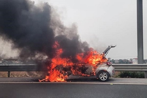 Ô tô cháy dữ dội trên cao tốc Pháp Vân - Cầu Giẽ