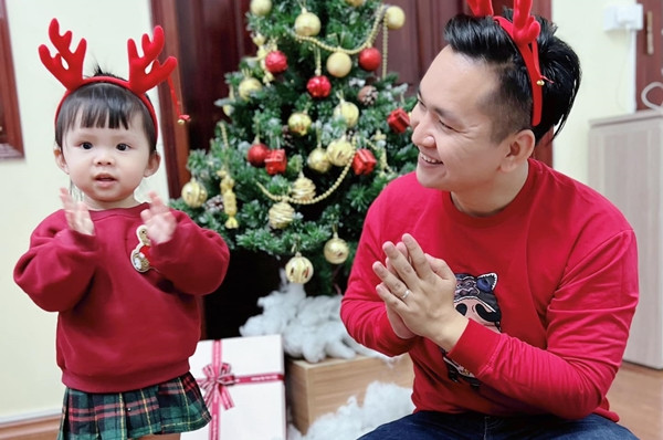 Lần hiếm hoi MC Hạnh Phúc VTV đăng ảnh bà xã và con gái