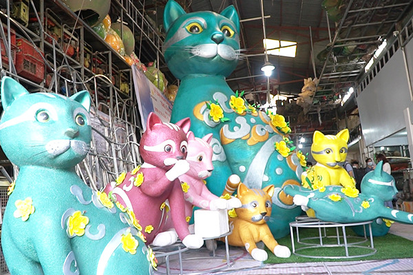 Ngắm linh vật mèo đang hoàn thiện cho đường hoa Nguyễn Huệ
