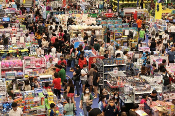 Người dân Singapore đổ xô đi mua sắm trước khi chính phủ tăng thuế tiêu thụ
