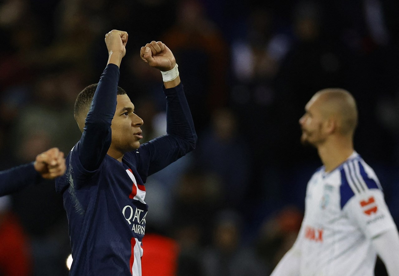 Neymar bị đuổi, Mbappe giúp PSG thắng ở phút 96