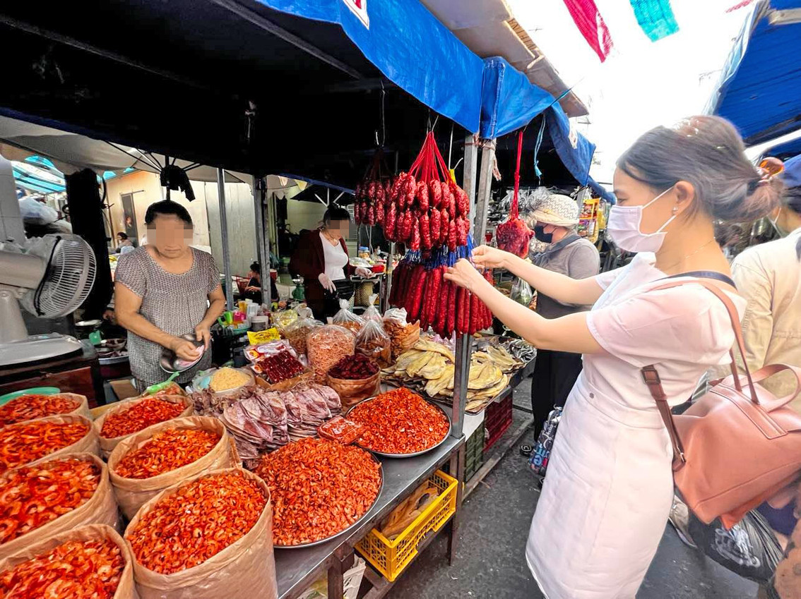 Tại các chợ và tuyến đường ở TPHCM, nhiều điểm bán hàng tết không có nhãn mác nên không rõ nguồn gốc, hạn dùng