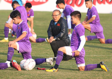 HLV Park gặp riêng Quang Hải trước trận gặp Singapore