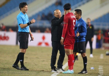 Văn Hậu bị HLV Park Hang Seo 'chỉnh' trước trận gặp Singapore