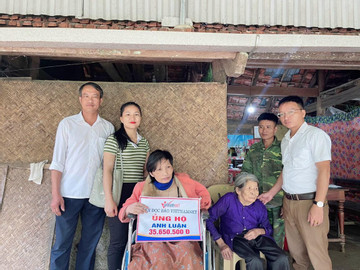 Trao hơn 35 triệu đồng tới người phụ nữ bị liệt nửa người ở Hà Tĩnh