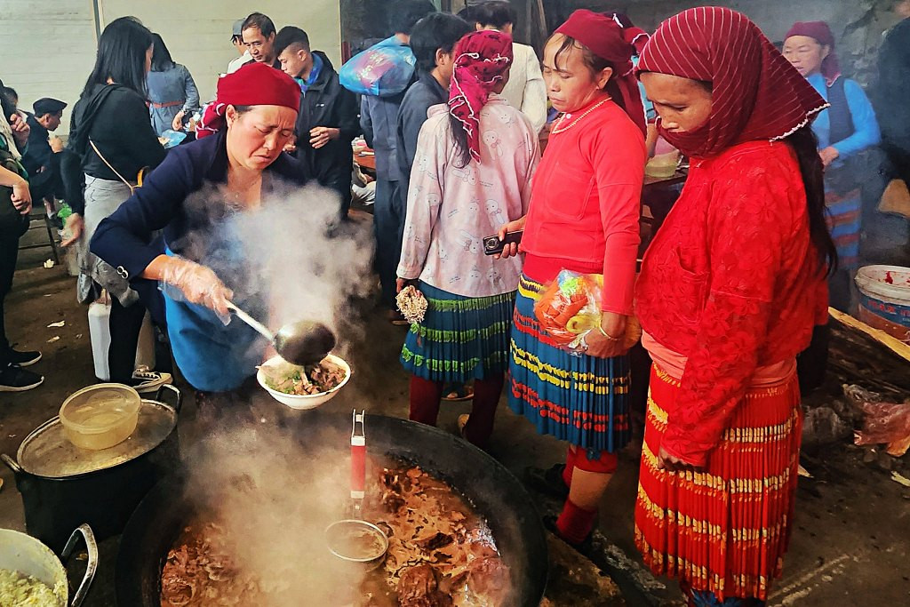 Đi chợ phiên Hà Giang cuối tuần, lạc vào thiên đường ẩm thực 'ngon quên lối về'