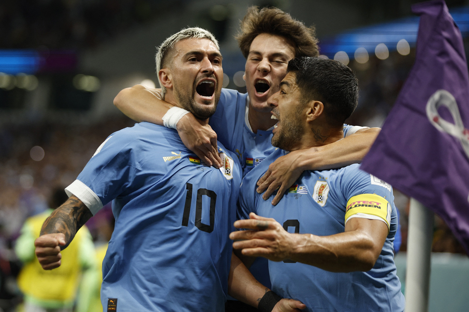 Video bàn thắng World Cup Uruguay 2-0 Ghana: Suarez hụt vé vòng 1/8 đầy cay đắng