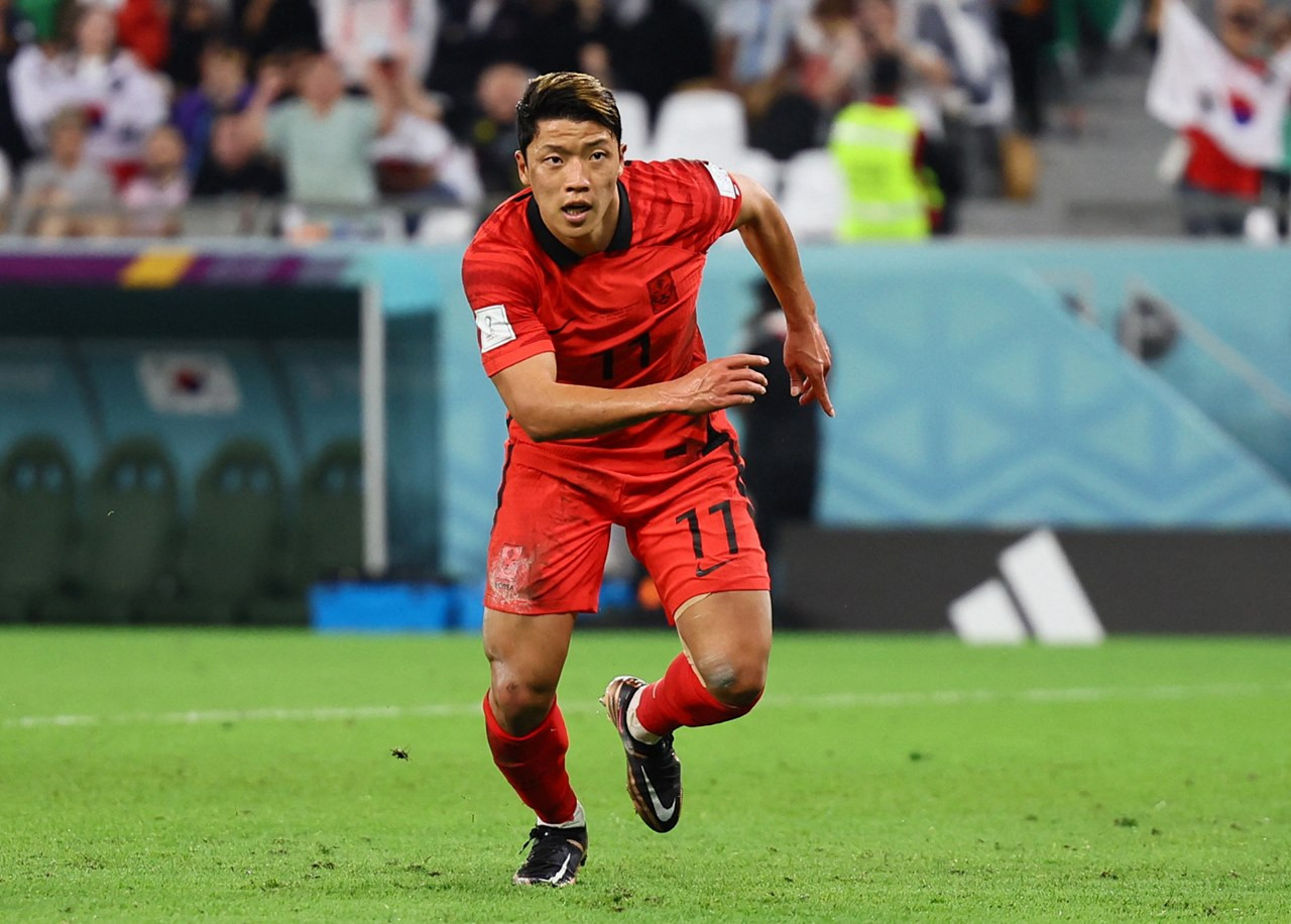 Phút bù giờ đầu tiên của trận đấu, khi tỉ số trận Hàn Quốc và Bồ Đào Nha đang hòa 1-1. Đội bóng áo đỏ tổ chức phản công, Son Heung-min băng lên như chiếc F1 trước khi chọc khe "xâu kim" hậu vệ Selecao cho Hwang Hee-chan thoát xuống ấn định chiến thắng khó tin cho đội bóng xứ sở Kim chi