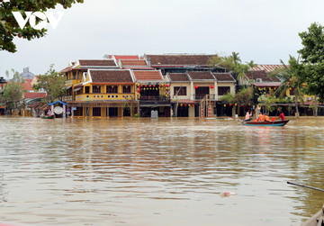 Mưa lớn, khu phố cổ Hội An ngập trong nước