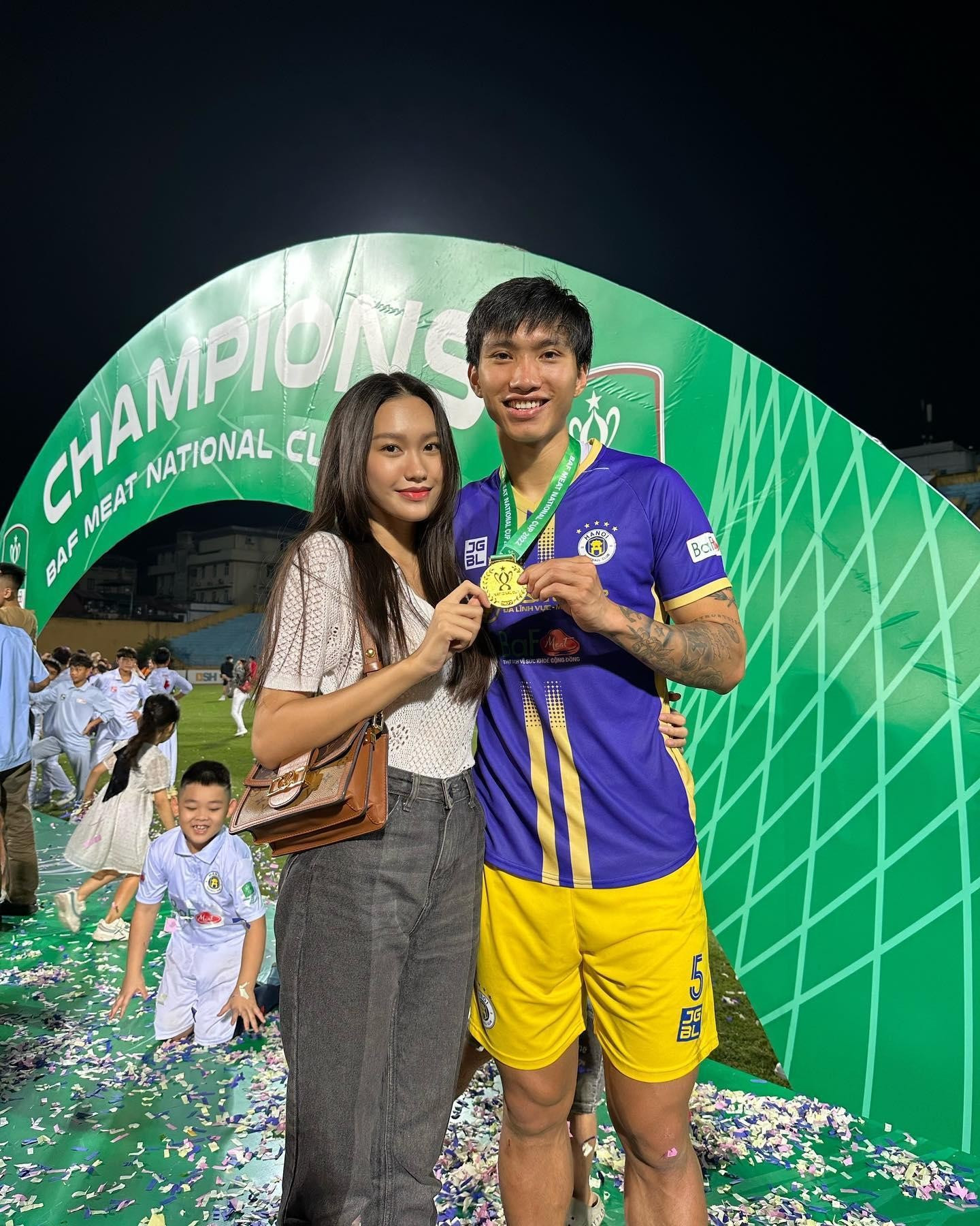 Khoảnh khắc tình cảm của Đoàn Văn Hậu, Doãn Hải My ảnh 1