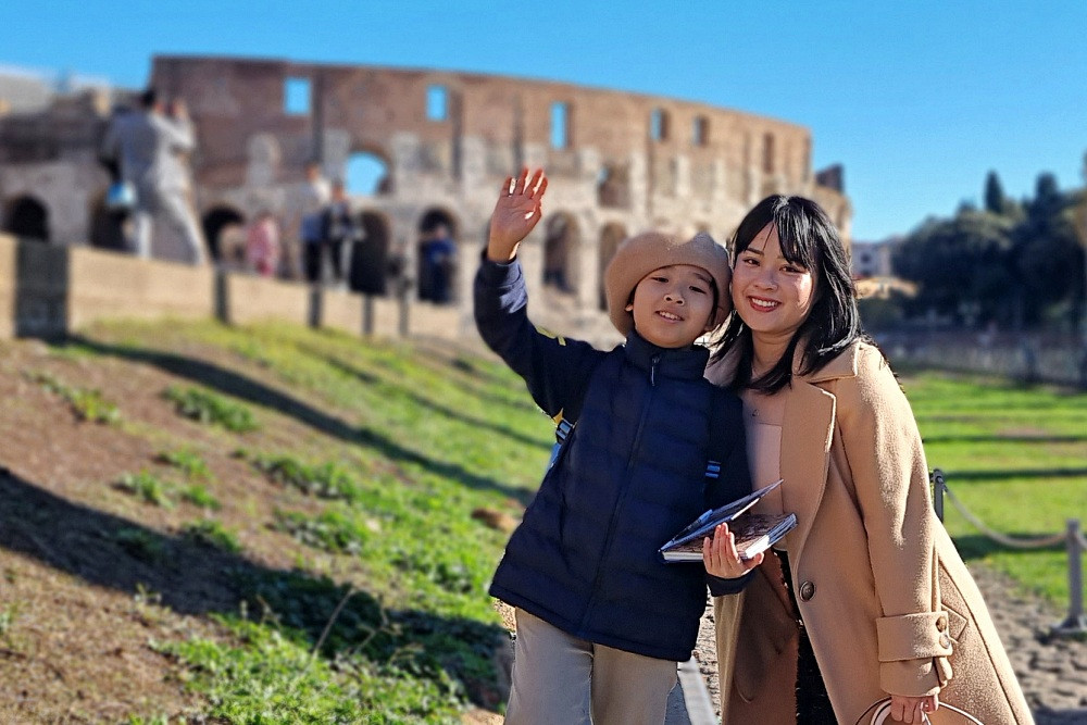 Con trai 9 tuổi học về La Mã, mẹ Việt nghỉ làm đưa sang Ý khám phá thành Rome