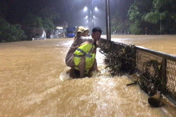 Cảnh sát dầm mưa thông đường, cõng dân vượt dòng nước xiết