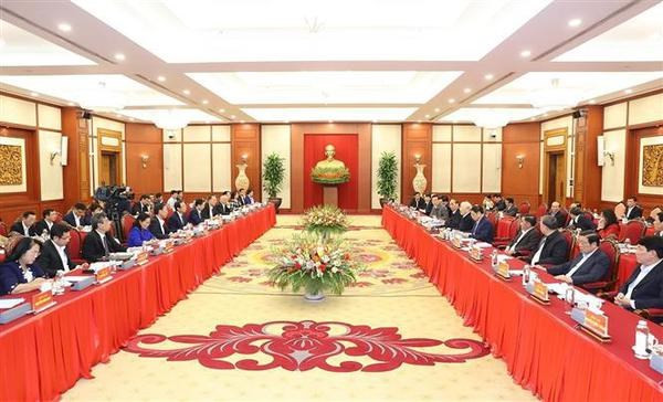 Politburo members discuss review of resolution on HCM City development hinh anh 1