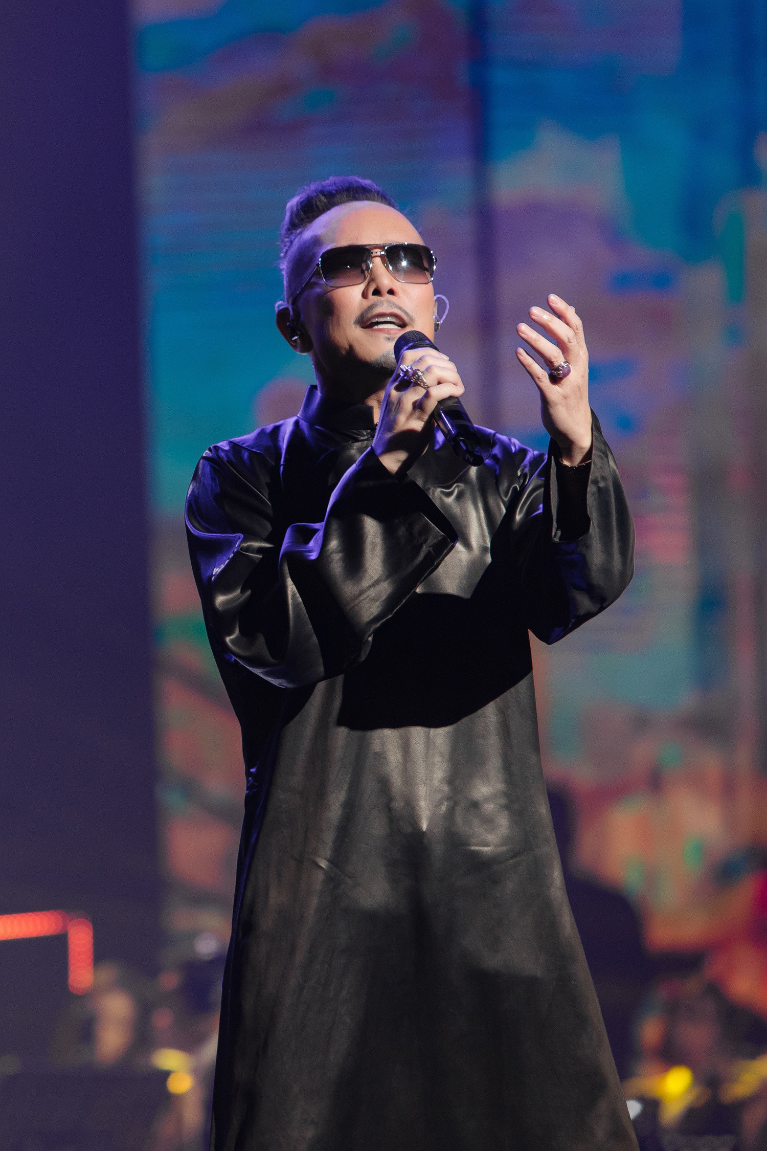 Jimmii Nguyễn mang trâu thật lên sân khấu kỷ niệm 30 năm hát